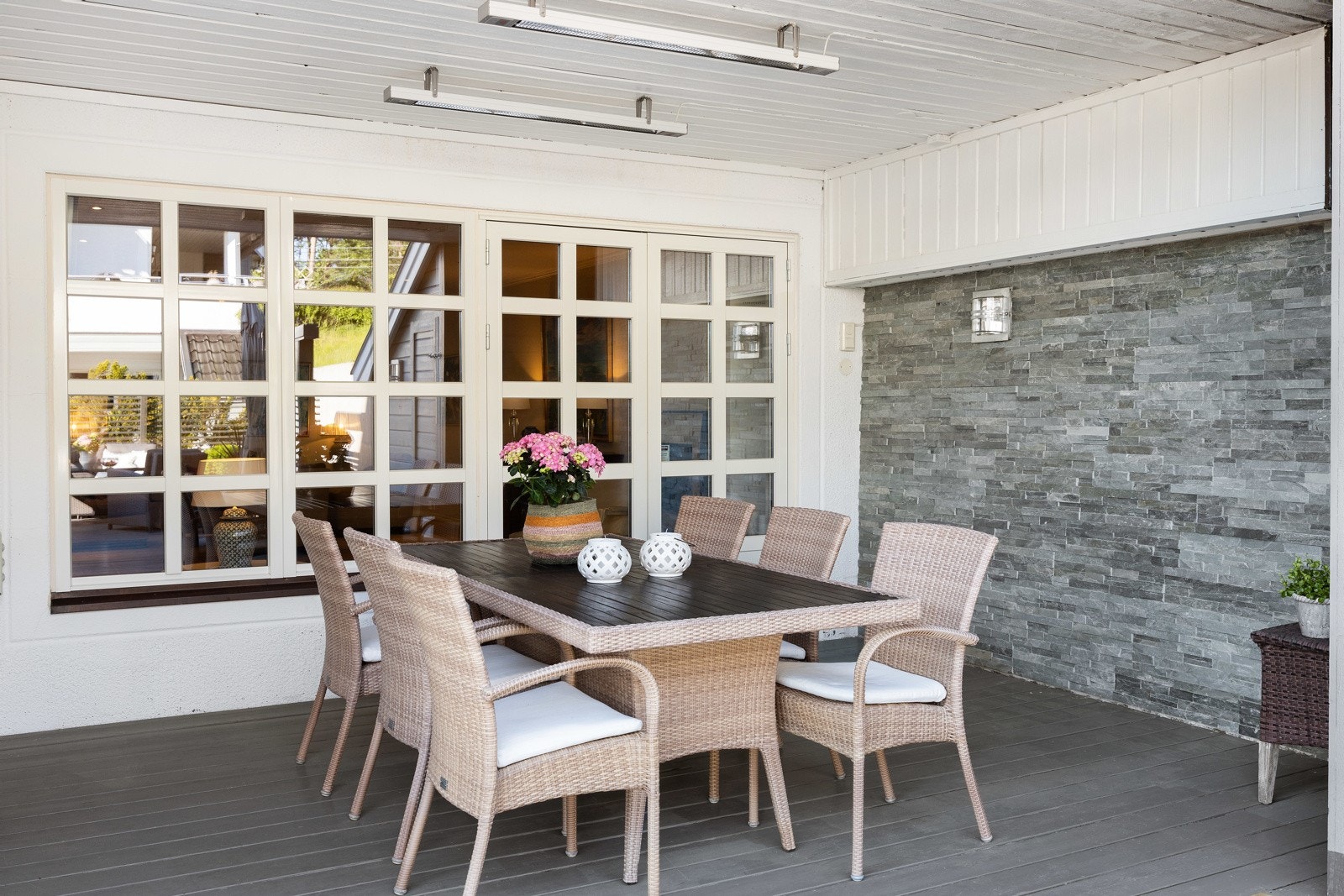 Koselig overbygget spiseplass med varmelamper i taket Galleribilde