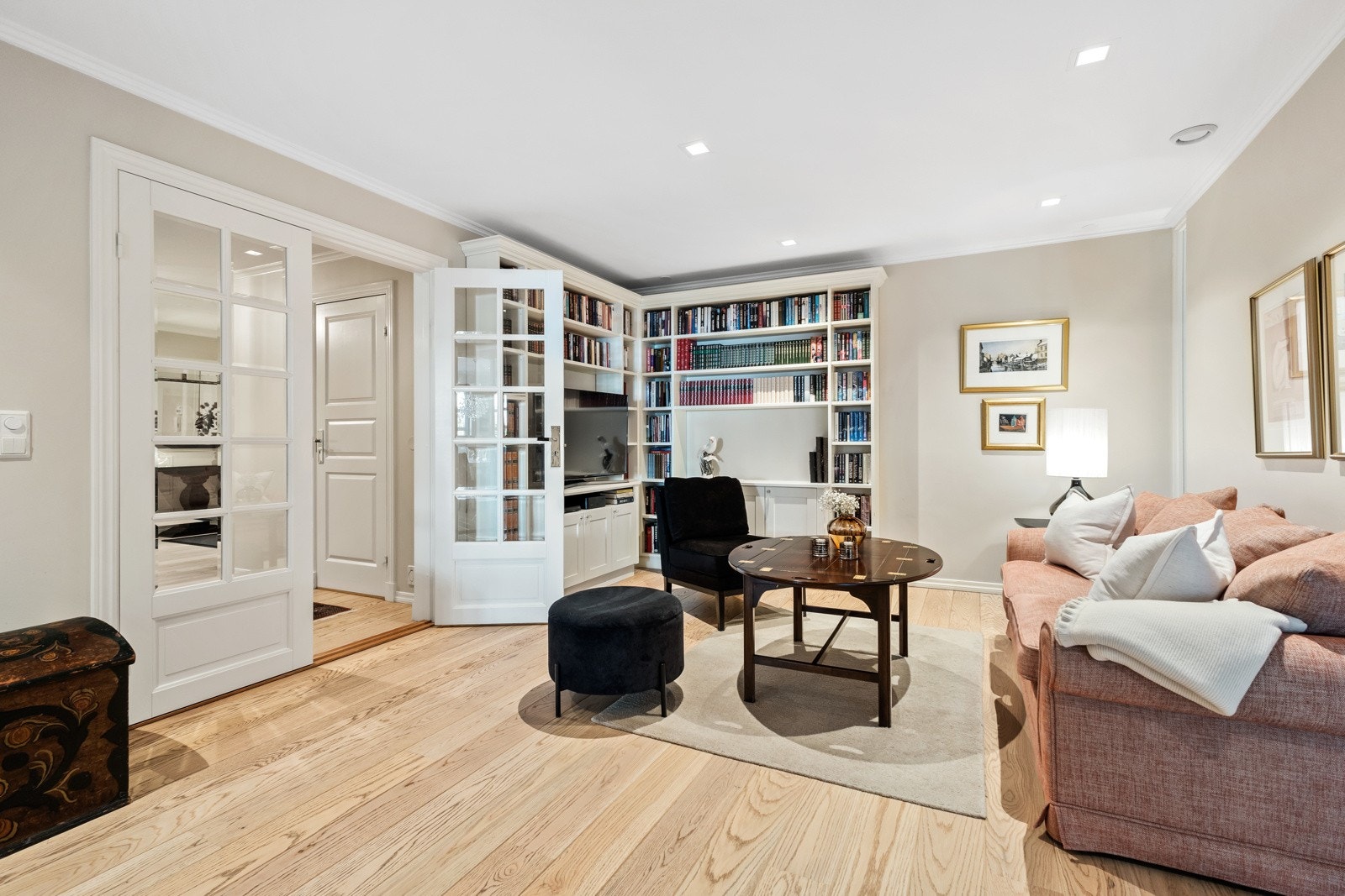 Romslige stuer med god plass til flere sittegrupper Galleribilde