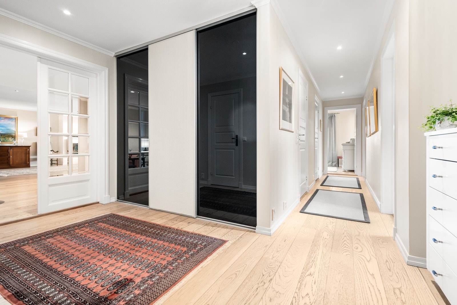 Entrè/hall med romslig skyvedørsgarderobe Galleribilde