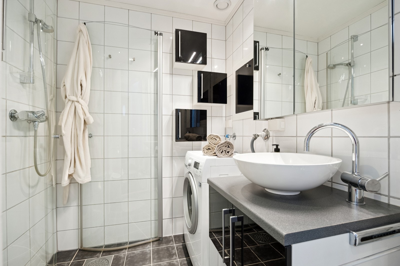 Vaskemaskinen på badet medfølger i handelen. Galleribilde