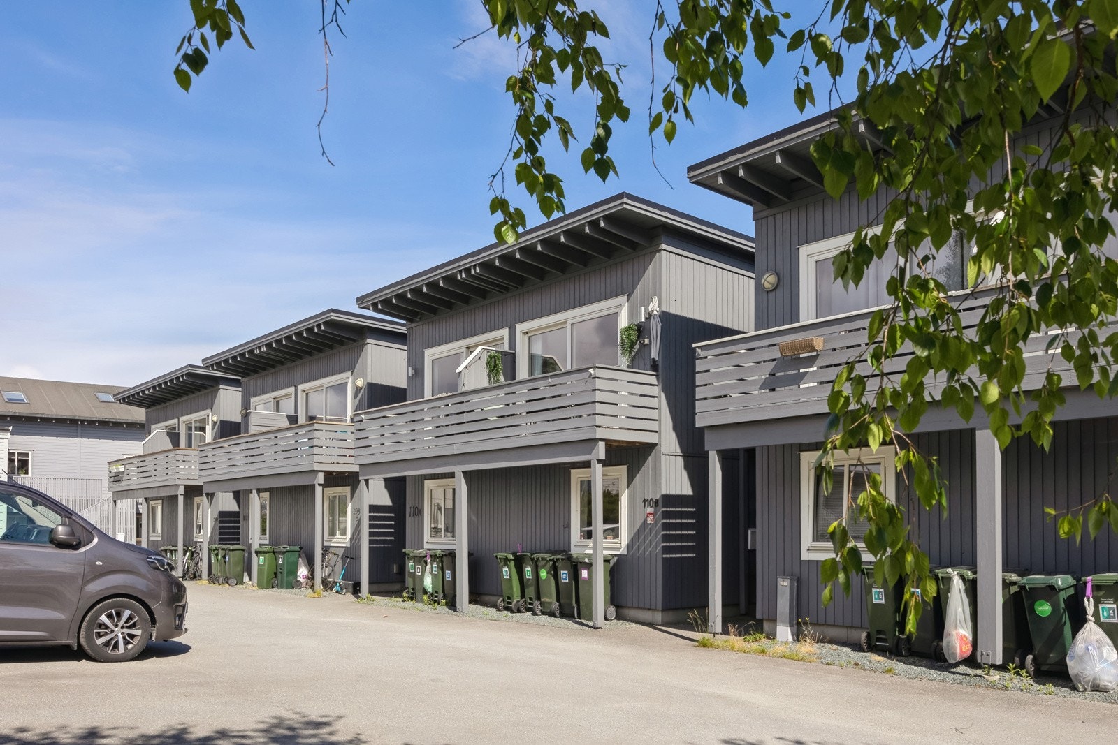 Like utenfor boligen har man egen biloppstillingsplass på felles tomt. Galleribilde