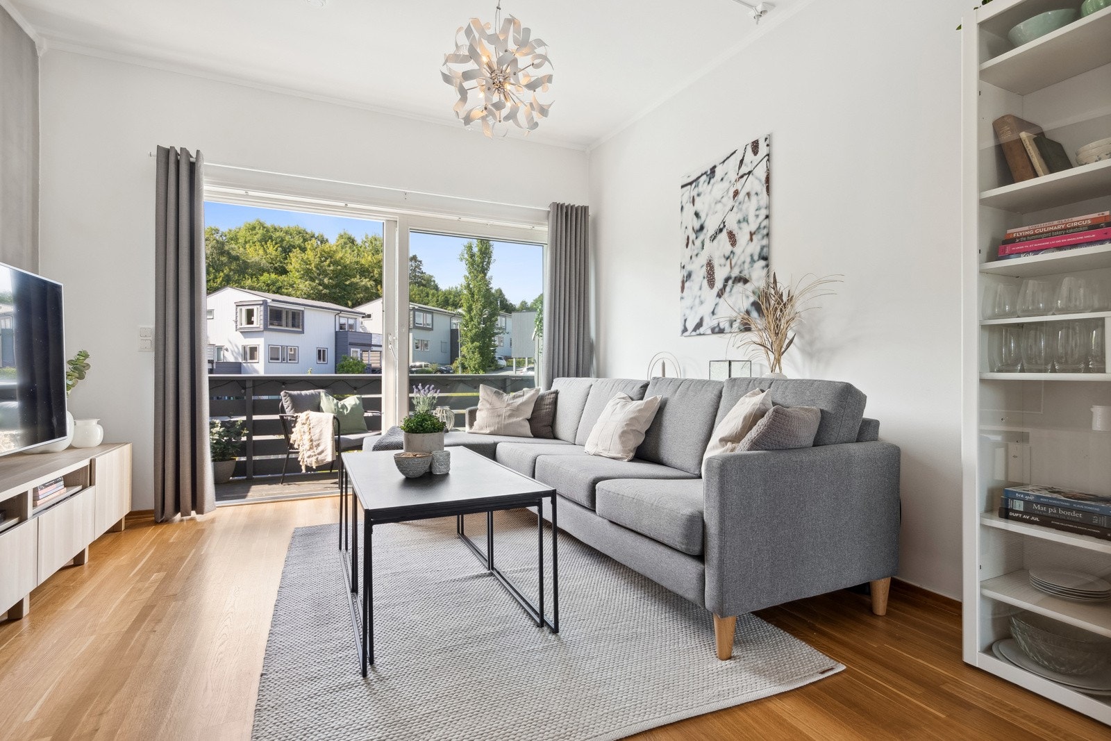 Proaktiv presenterer kompakt og lettstelt vertikaldelt tomannsbolig med sentral beliggenhet på Grilstad. Galleribilde