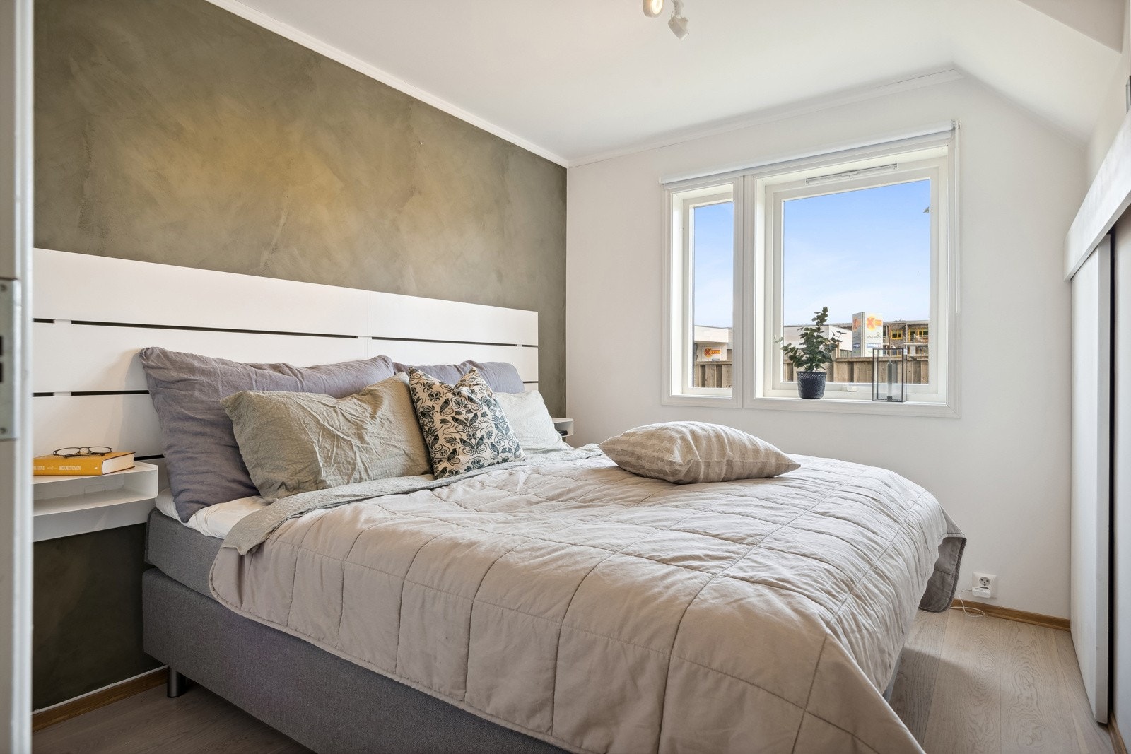 Romslig hovedsoverom på 8 kvm. Via skyvedør i kneveggen er det adkomst til kott med ekstra oppbevaringsplass. Galleribilde