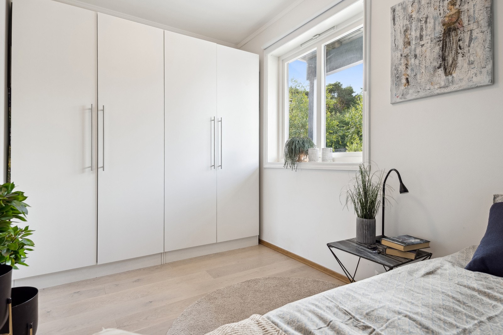 Stor garderobeløsning holder orden på tøyet. Galleribilde