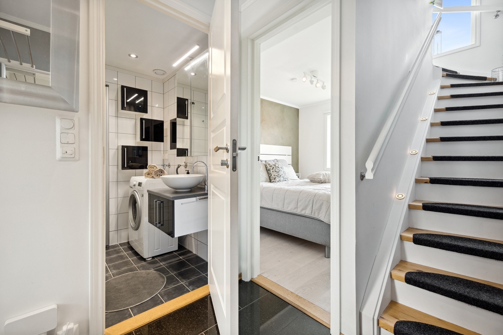 Badet har praktisk plassering mellom de to soverommene. Galleribilde