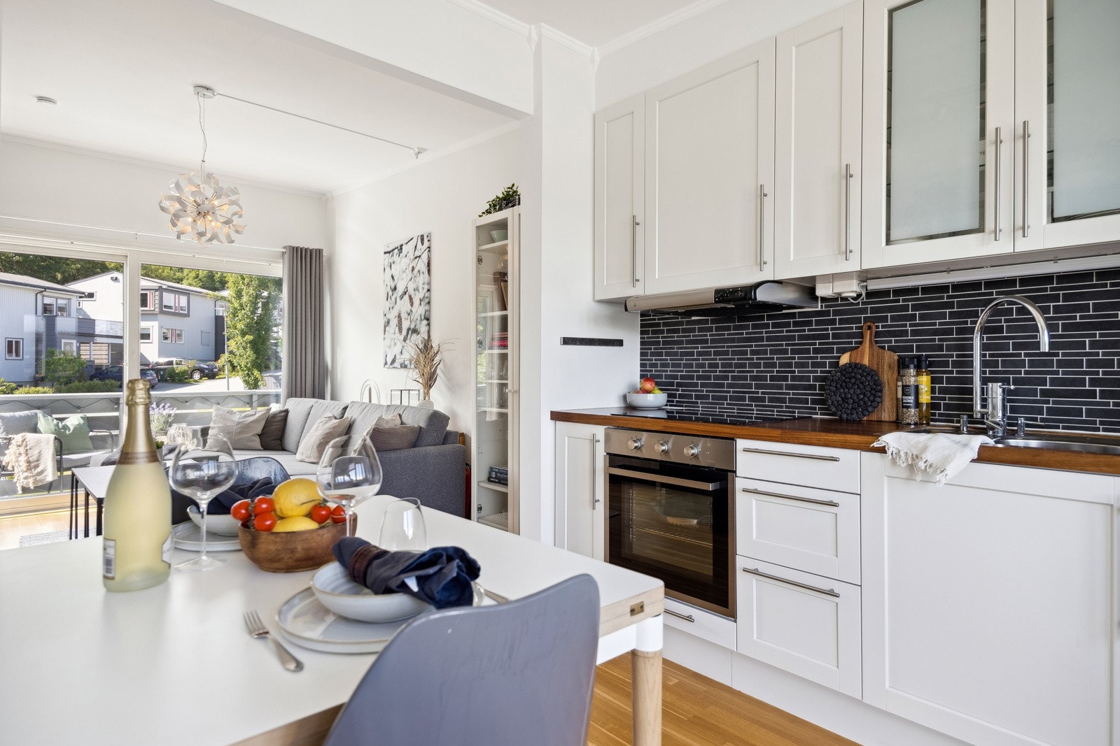 Kjøkkenet er komplett med integrerte hvitevarer i form av komfyr, platetopp, oppvaskmaskin og kombi kjøl- og fryseskap. Galleribilde