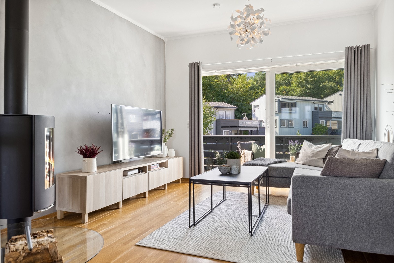 Stuen har god takhøyde og oppleves som lys og luftig. Galleribilde