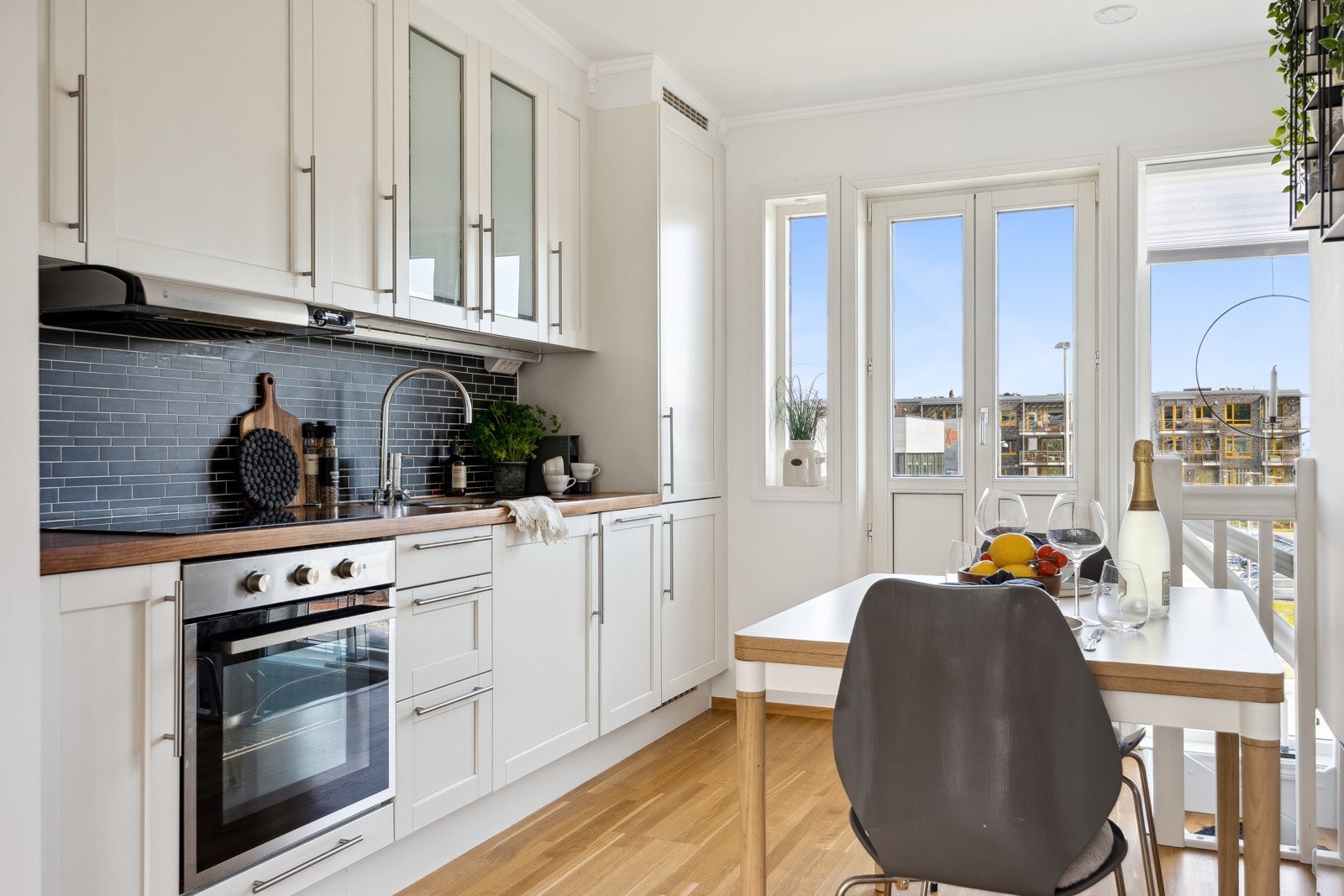 Kjøkken og spiseplass i andre etasje har utsikt mot Grilstad. Galleribilde