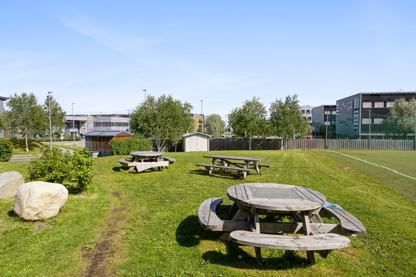 Sameiet og velforeningen har store og pent opparbeidede fellesarealer. Fotballbanen ligger like ved innkjøringen til sameiet. Galleribilde