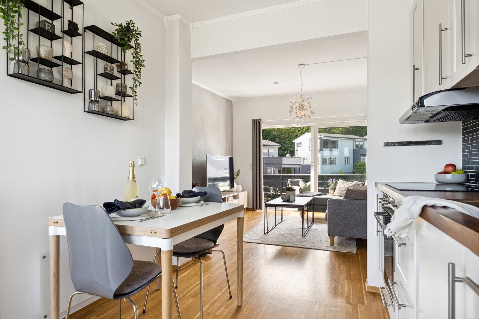 Andre etasje nyter godt av flott gjennomlys. Galleribilde