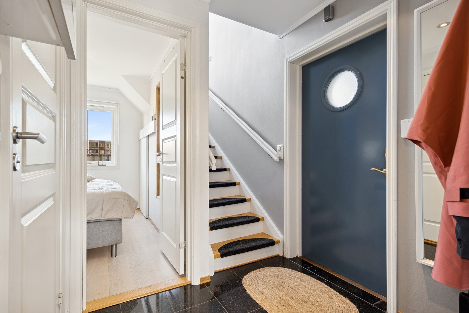 Velkommen inn! Første etasje inneholder entre, bad og to romslige soverom. Galleribilde