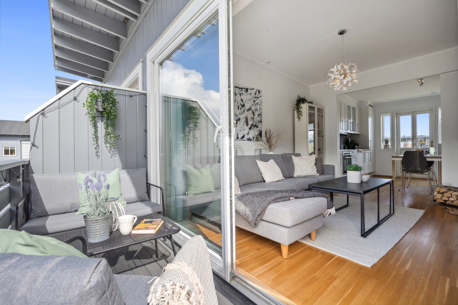 Proaktiv presenterer kompakt og lettstelt vertikaldelt tomannsbolig med sentral beliggenhet på Grilstad. Galleribilde