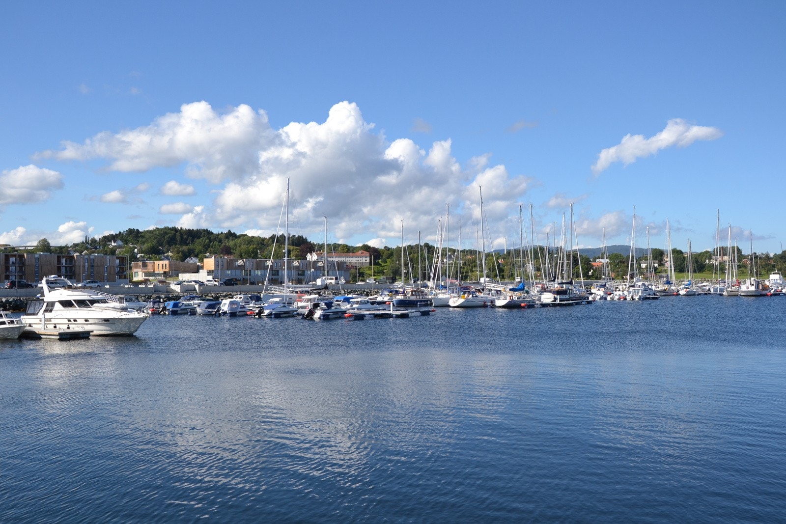 For den som ønsker å benytte sommerdagene i det våte saltvanns-element er muligheten godt tilrettelagt her med blant annet badeplassene nye Grilstadfjæra og Ranheimsfjæra. Galleribilde