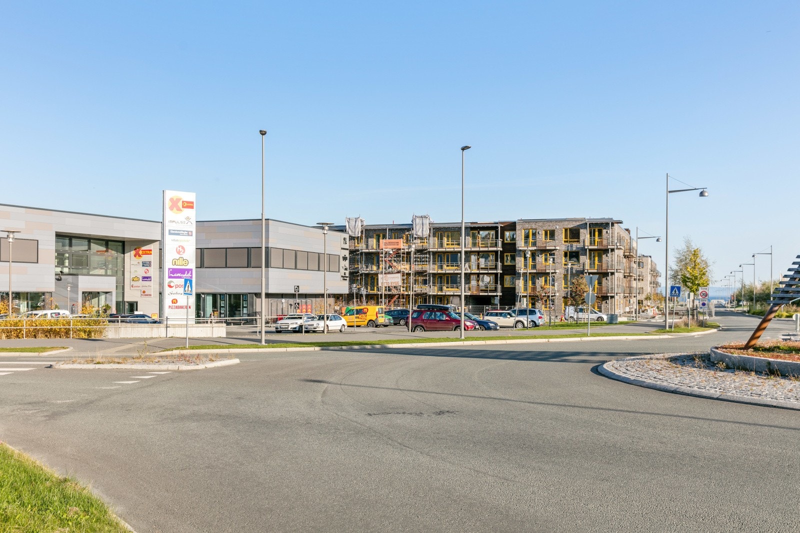 Grilstadporten kjøpesenter, hvor vi bl.a. finner dagligvarebutikk, frisør, post, treningssenter, apotek, blomsterbutikk m.m. Galleribilde