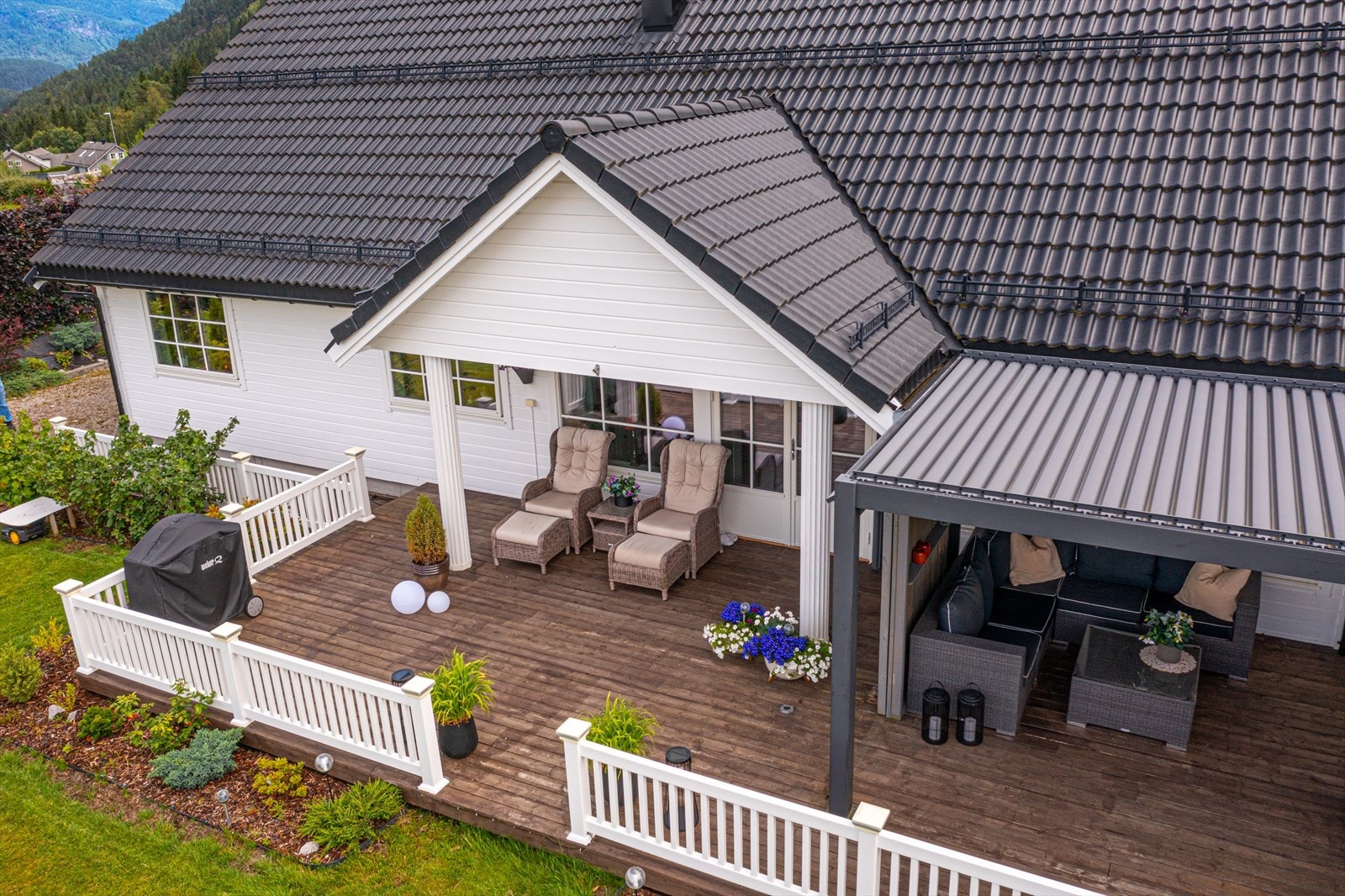 Markterrassen er hele 65 kvm og delvis overbygget med pergola. Fra terrassen er det direkte adkomst til hage. Galleribilde