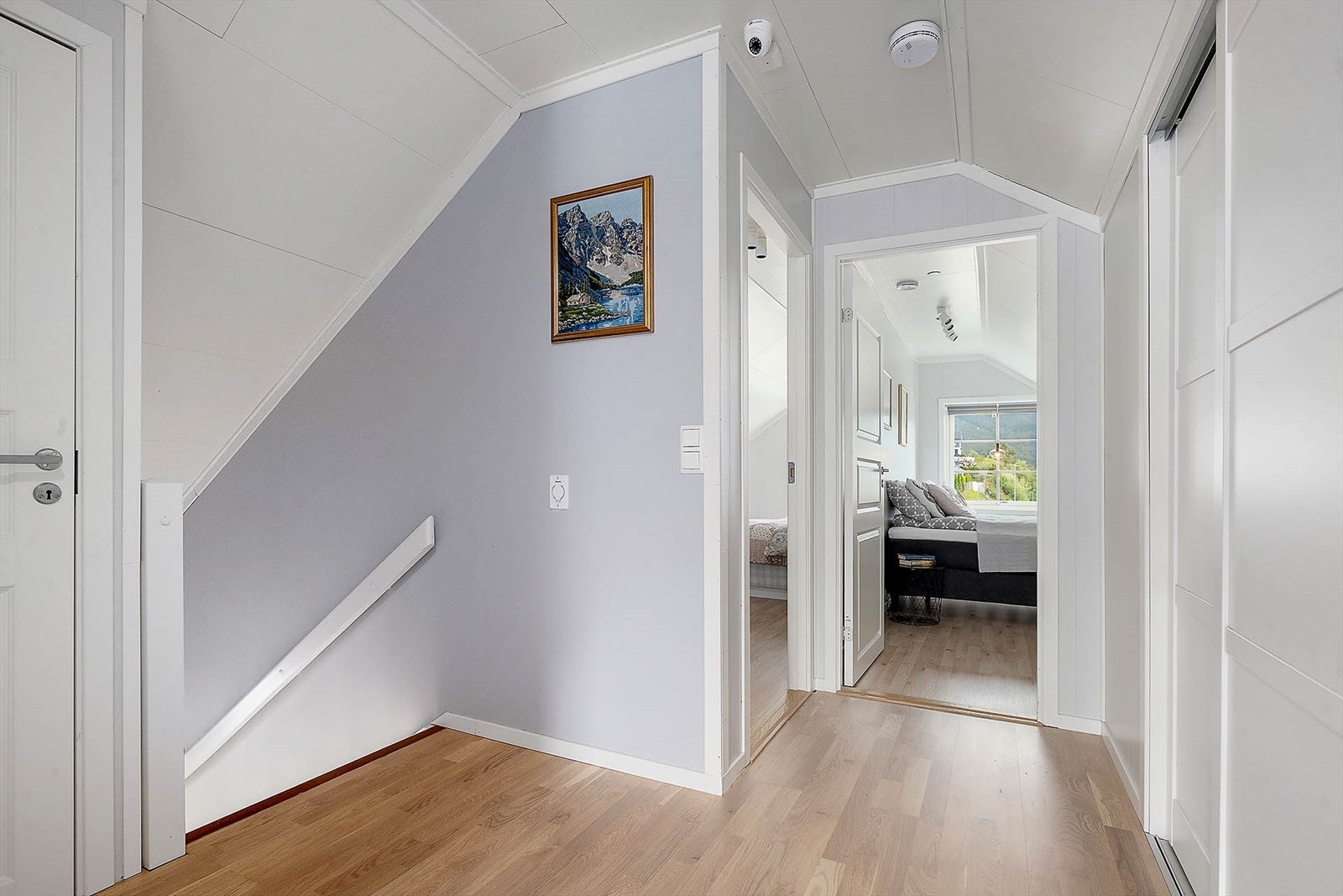 Fra gangen kan man følge trappen opp til boligens loftsetasje som består av loftstue, 2 soverom , bad og bodareal. Galleribilde