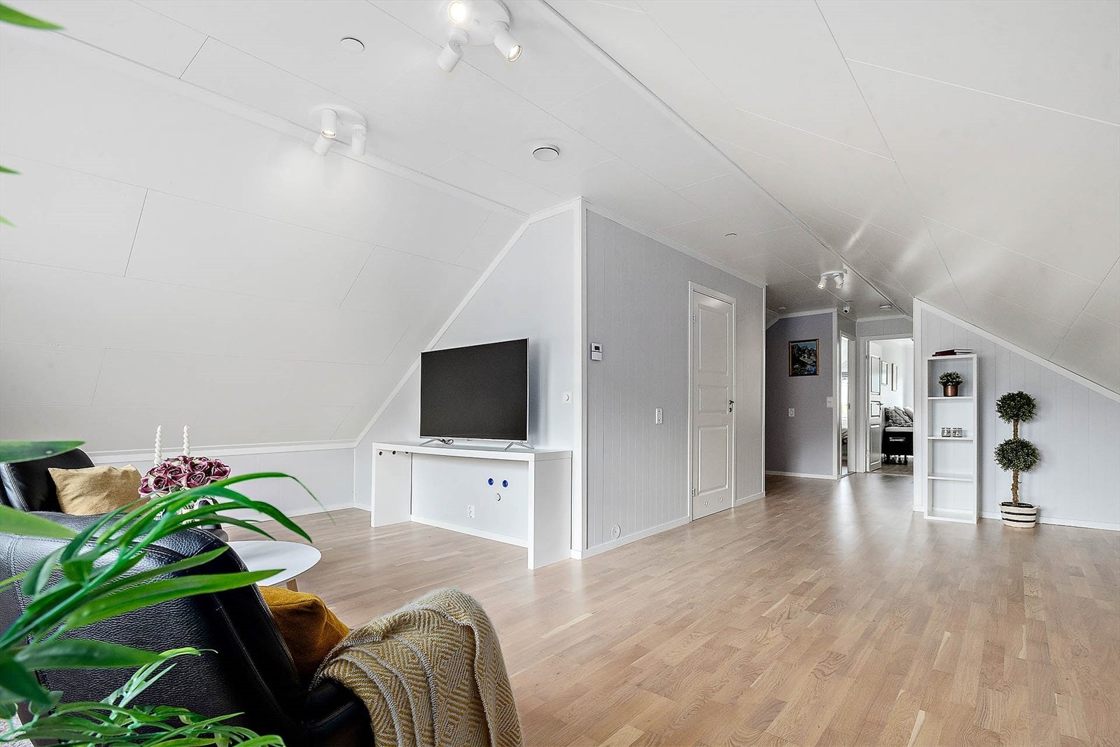 Loftstue med god plass til sofagruppe og TV-møbel. Et perfekt rom for ungdommene i hus, eller som lekestue. Galleribilde