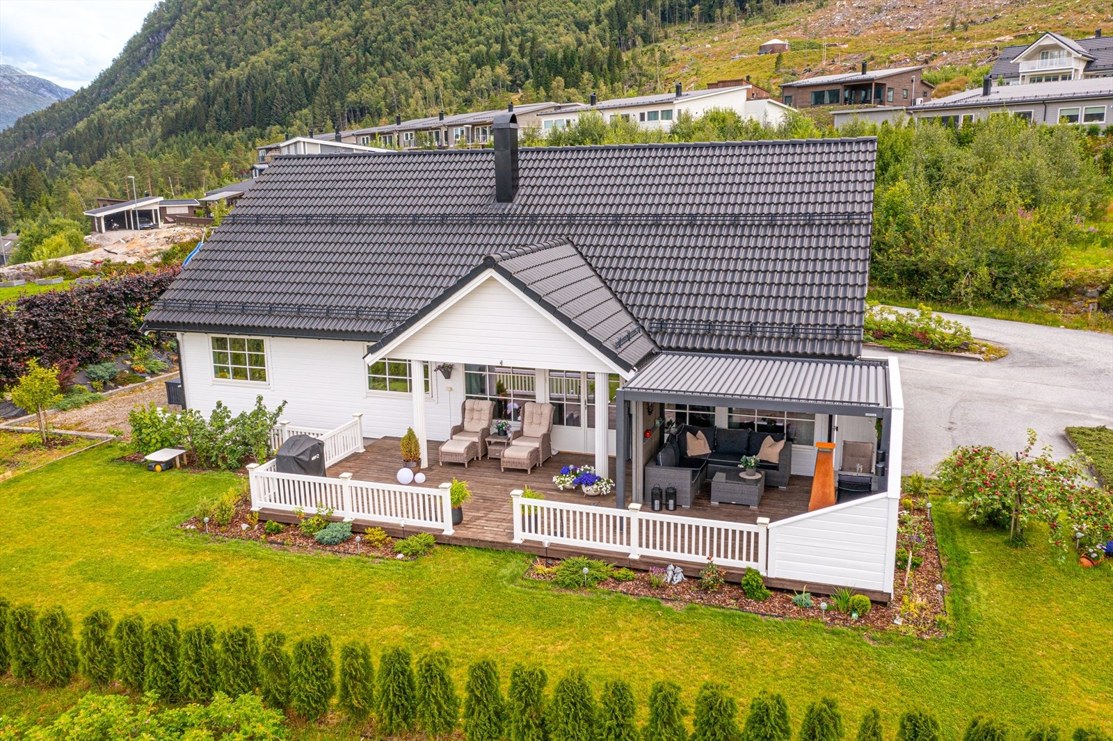Her kan man nyte solrike omgivelser i koselig hage med flat plen og diverse beplantning. Galleribilde