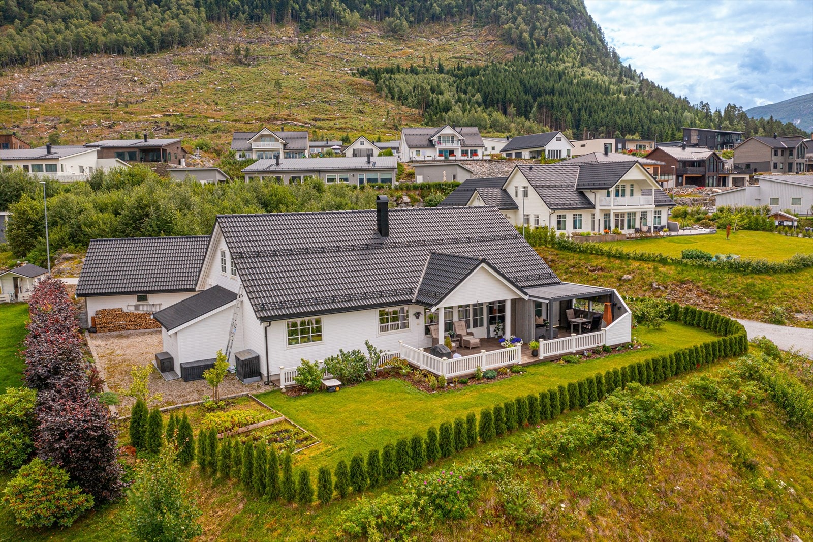Velkommen til Hjortelia 50 - Presentert av Eiendomsmegler Vest v/ Raymond Sandøy. Galleribilde