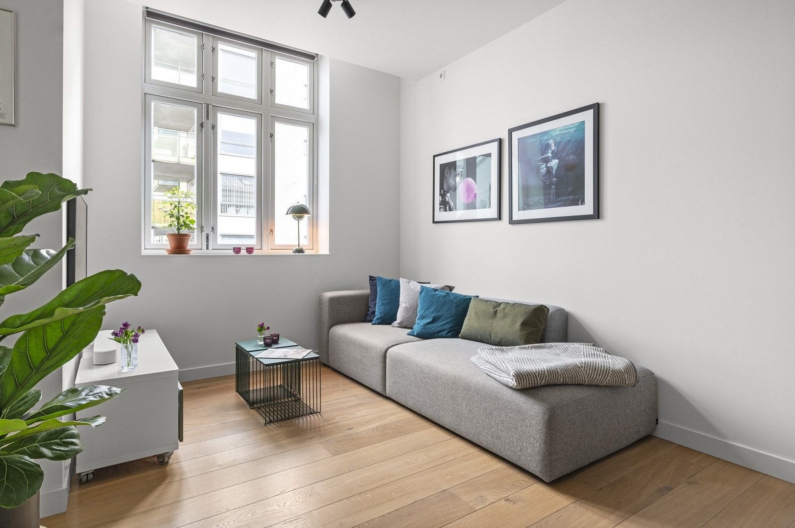 Stuen har store vinduer som gir godt med naturlig lys og sammen med den gode takhøyden skaper en luftig atmosfære. Galleribilde