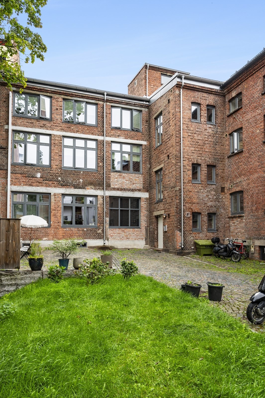 Leiligheten ligger sentralt til, men allikevel tilbaketrukket i stille og rolig gate. Galleribilde