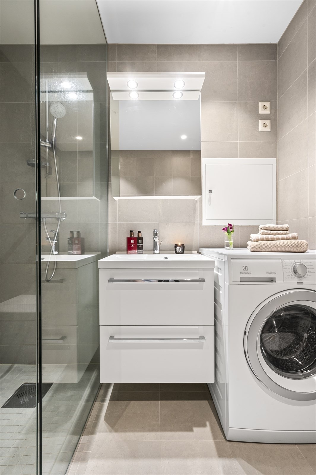 Over servanten er det speil og belysning. Opplegg for vaskemaskin. Galleribilde