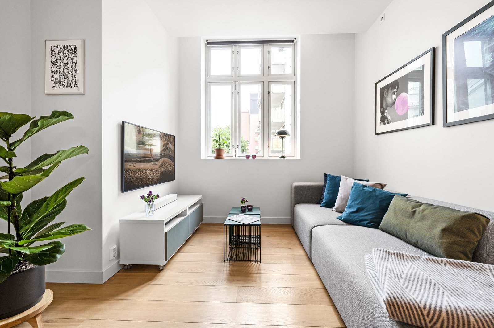 Leiligheten holder en god standard fra da borettslaget ble etablert i et tidligere fabrikkbygg i 2014. Lysmalte overflater og lekker 1-stavs parkett. Galleribilde