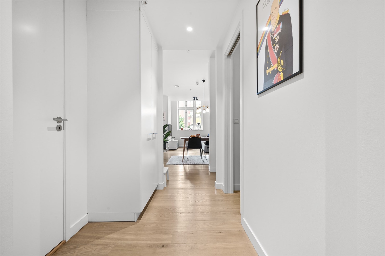 Innbydende entré med god plass til å henge fra seg yttertøy. Dørcalling med åpner. Galleribilde