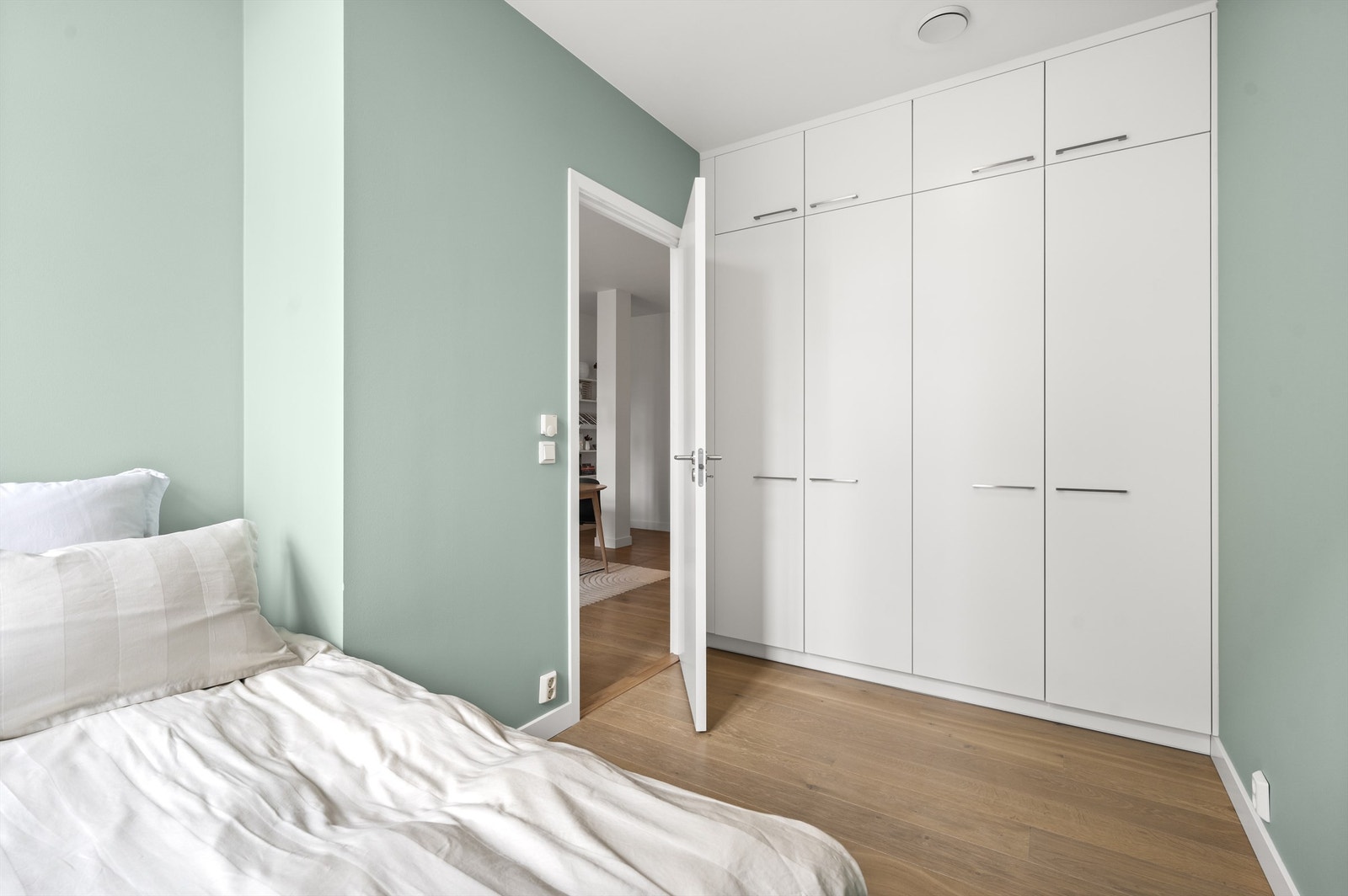 Her er det montert en meget romslig garderobe. Rommet har store vindusflater, er lysmalt og har en-stavs parkett på gulv. Galleribilde