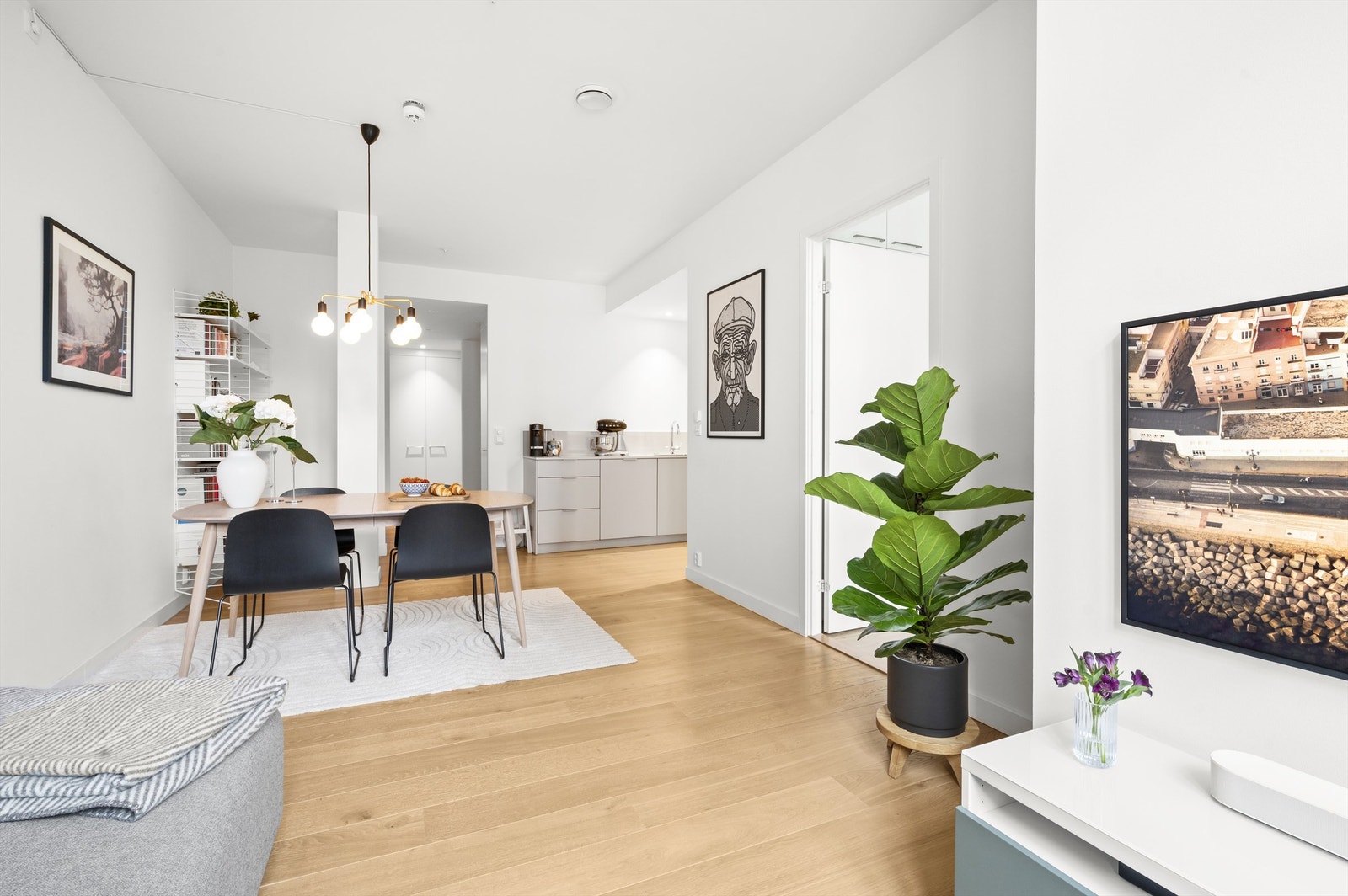 Lys og åpen stue i delvis åpen løsning med kjøkkenet. Her er det god plass til stuemøblement, og i fin tilknytning til både stue og kjøkken er det plass til et spisebord. Galleribilde