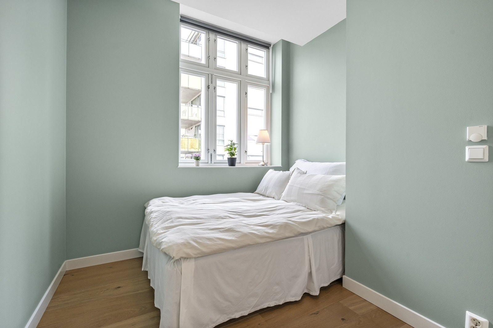 Lunt og hyggelig soverom med god plass til dobbeltseng. Galleribilde