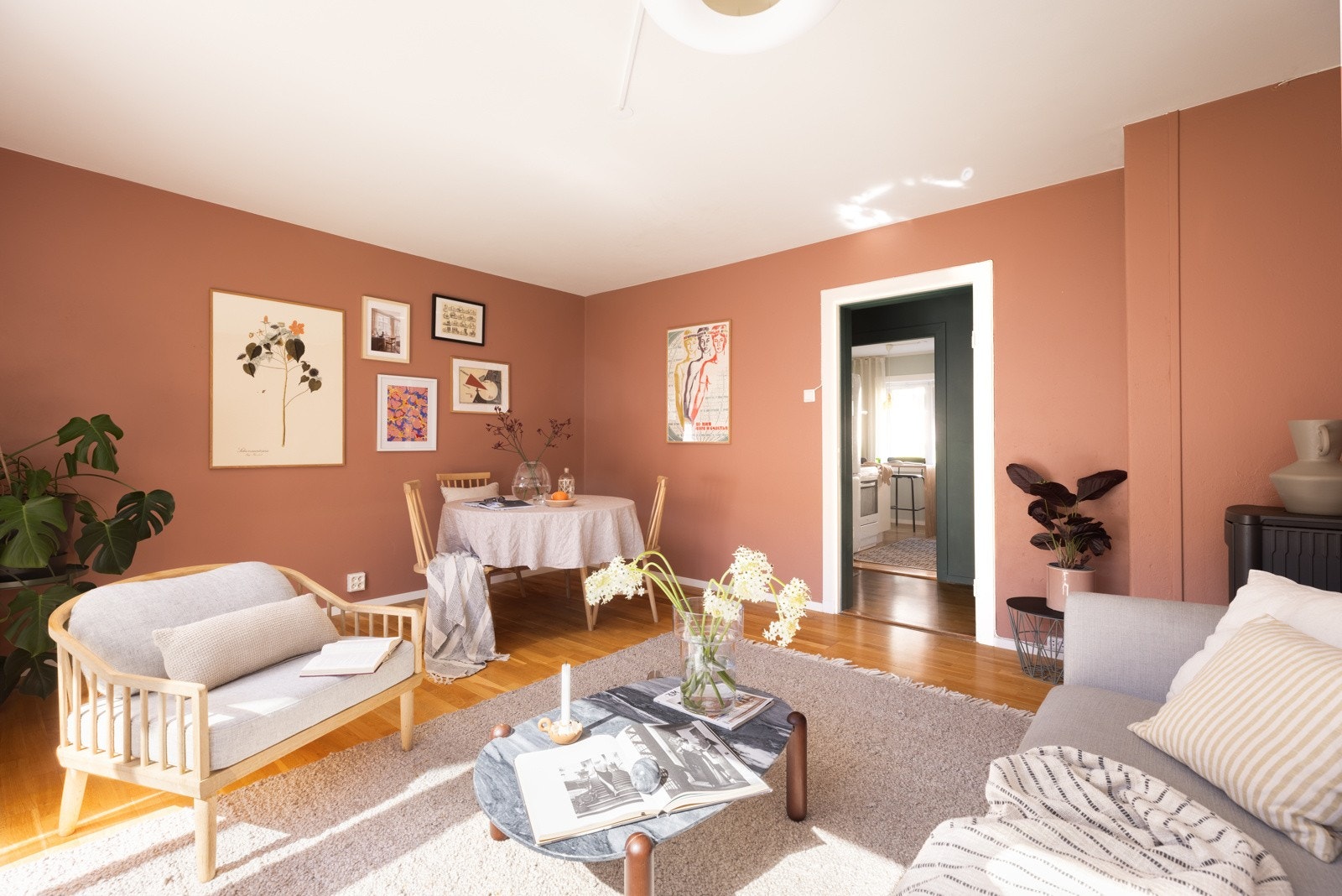 God plass til spisestue, mediemøblement, sofaseksjon og det du måtte ønske. Galleribilde