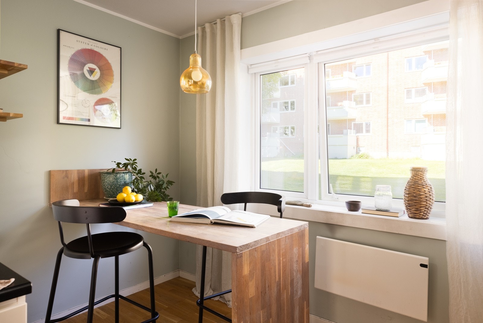 Du kan fint innrede med stor spisestue på kjøkkenet også - dette gir flere soner for sosiale sammenkomster. Galleribilde