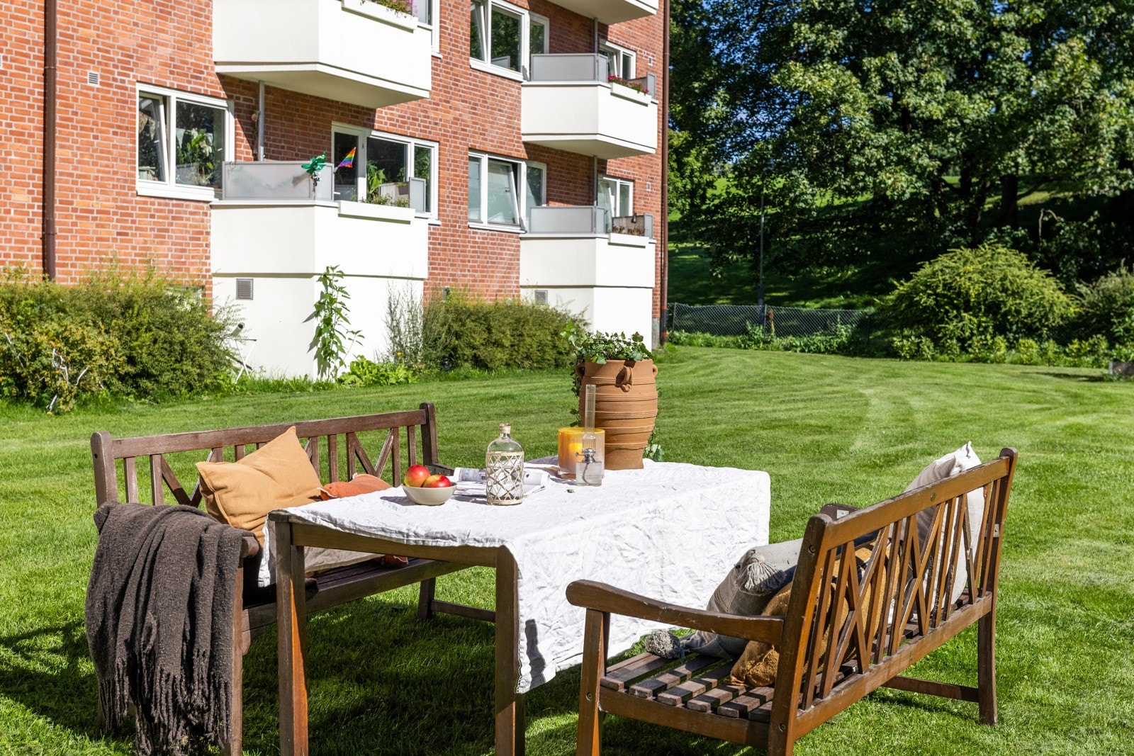 Store, frodige fellesområder med flere sittegrupper - nyt middagen og solrike dager rundt langbord! Galleribilde