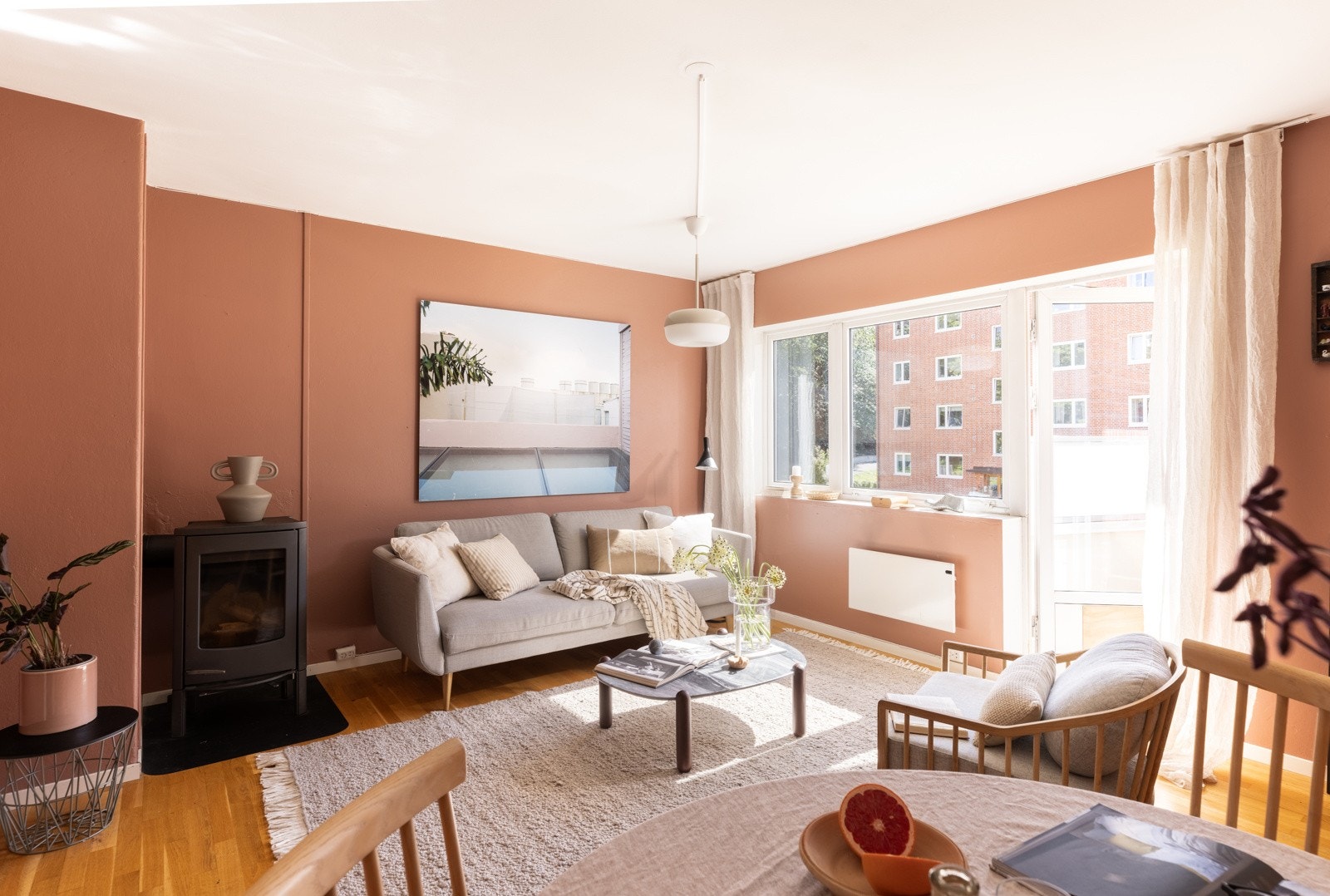 Lys og romslig stue med god plass til ønsket innredning. Peisovn i hjørnet. Galleribilde