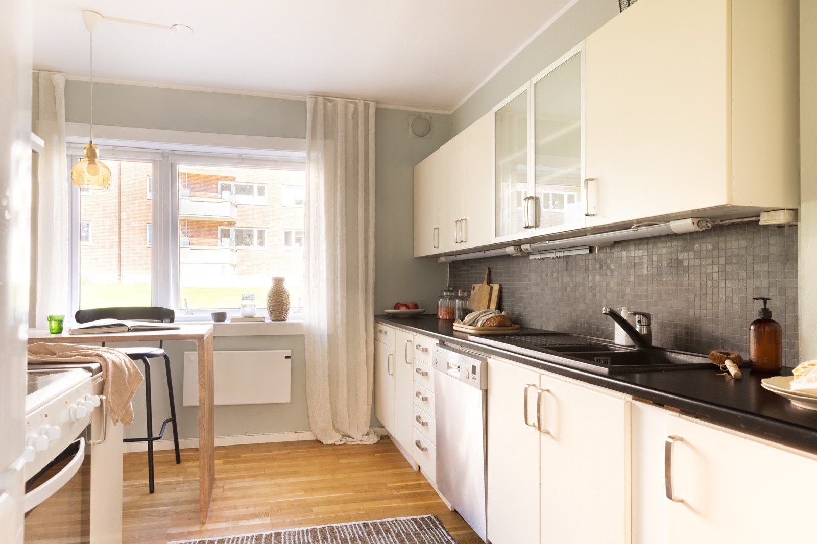 Separat kjøkken med herlig morgensol. Galleribilde