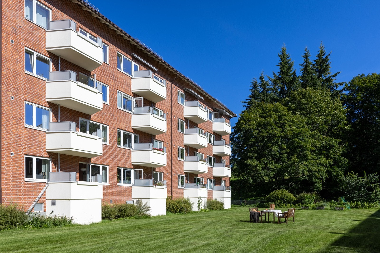 Beliggende i høy, usjenert 1. etasje med Torshovdalen rett ved siden av. Galleribilde