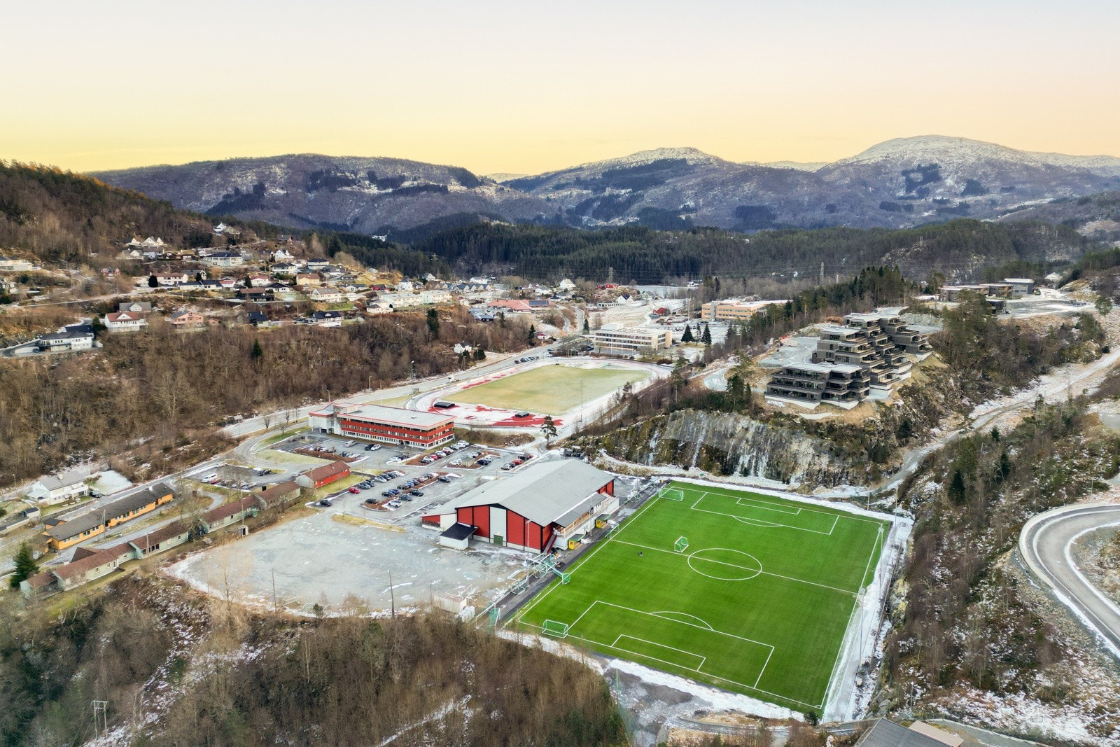 Tomten ligger fint til i Lonevåg. Området er naturskjønt med kort vei til både fjord og fjell. Galleribilde