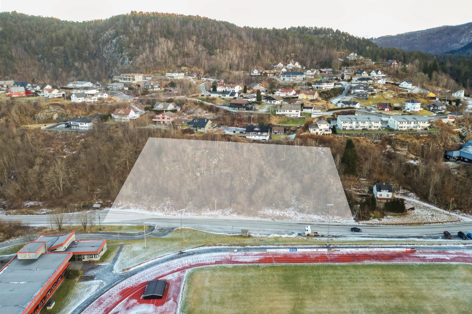 Tomtens høyeste punkt ligger mot nord, hvilket gjør det naturlig å anlegge et bygg med fasade og terrasser mot sør. Galleribilde