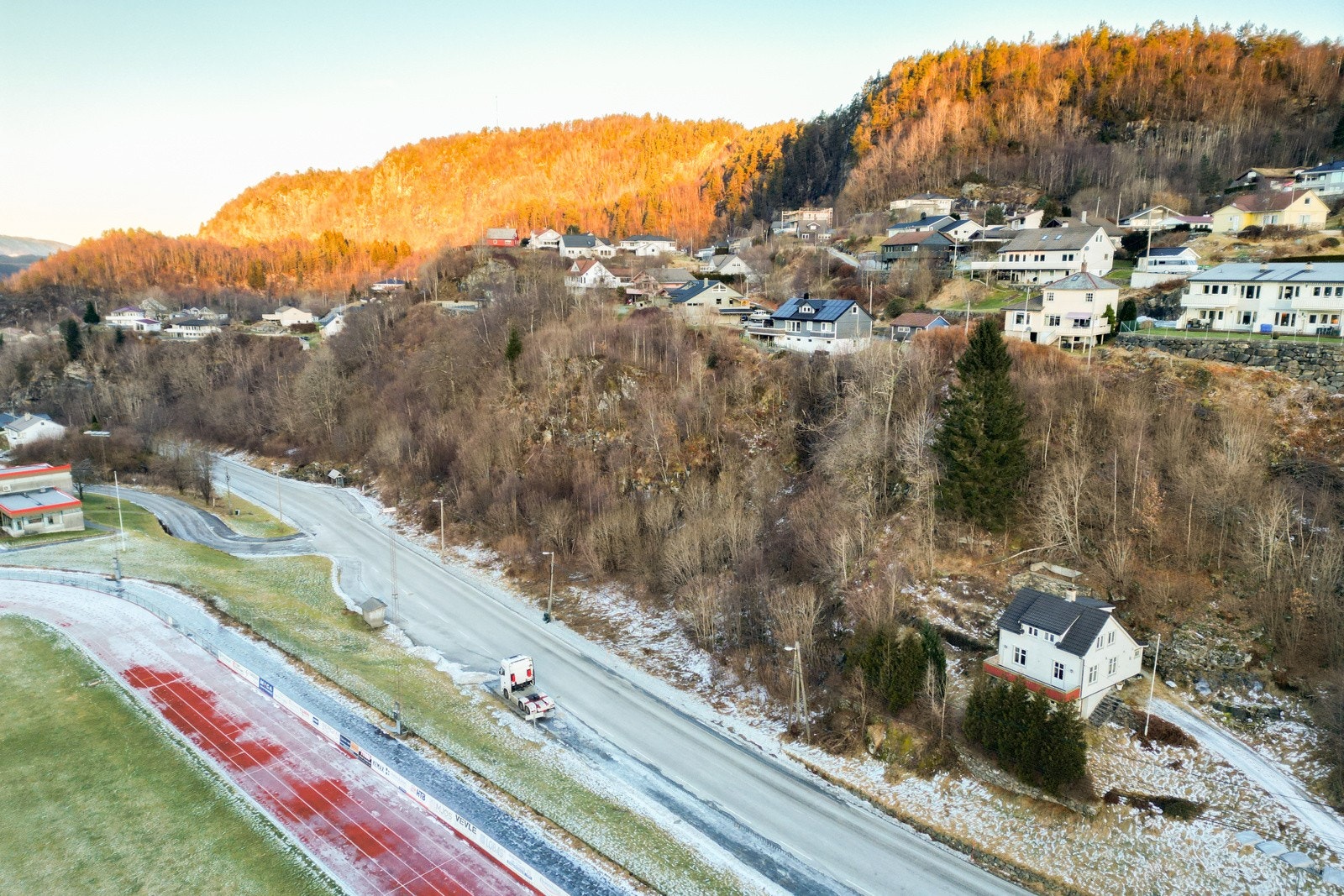Osterøy Idrettslag ligger rett over veien fra tomten. Her harr du et godt aktivitetstilbud og flotte treningsfasiliteter. Nr 1 fitness ligger en 10 minutters gåtur unna. Her finner du også Lonevåg Nærsenter med bla. frisør, apotek og dagligvarebutikk. Galleribilde