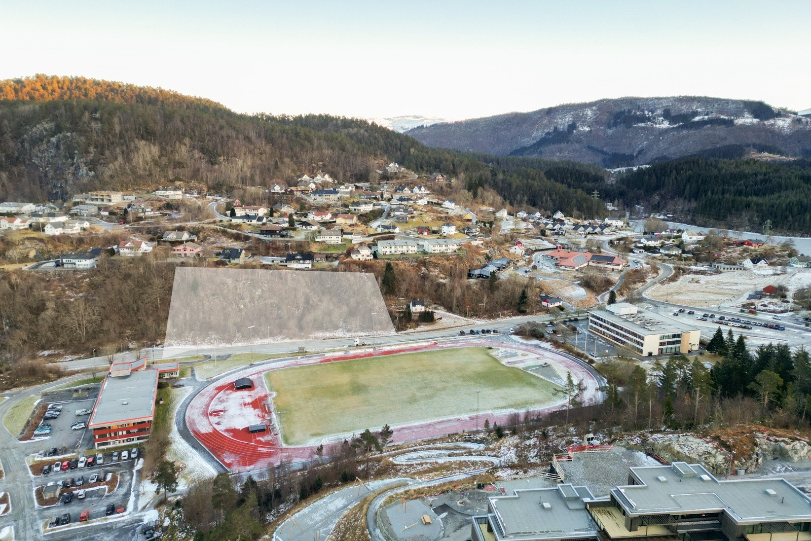 Det er ikke gjort inngrep i tomtens naturlige beskaffenhet. Tomten har skrående terreng (20-25 meter høy fjellskråning langs eiendommen mot nord). Galleribilde