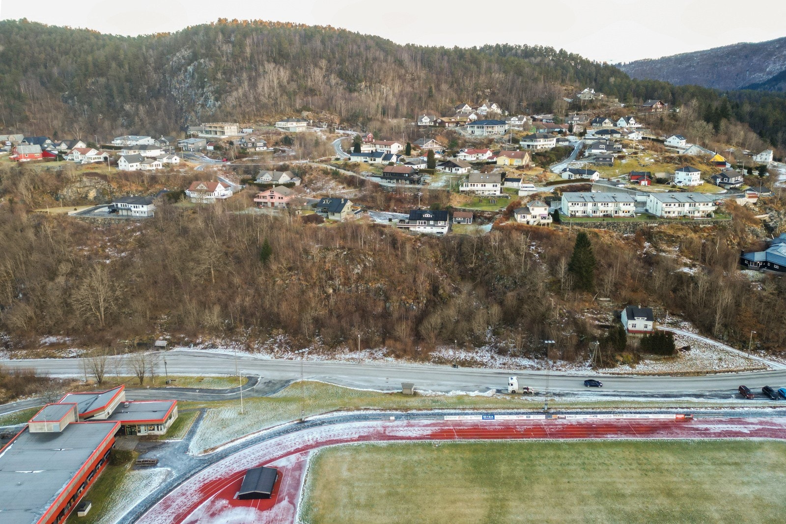 Tettstedet har 926 innbyggere per 2023. Lonevåg har fått navnet etter Lonelva som renner ut i sjøen i en smal våg. Galleribilde
