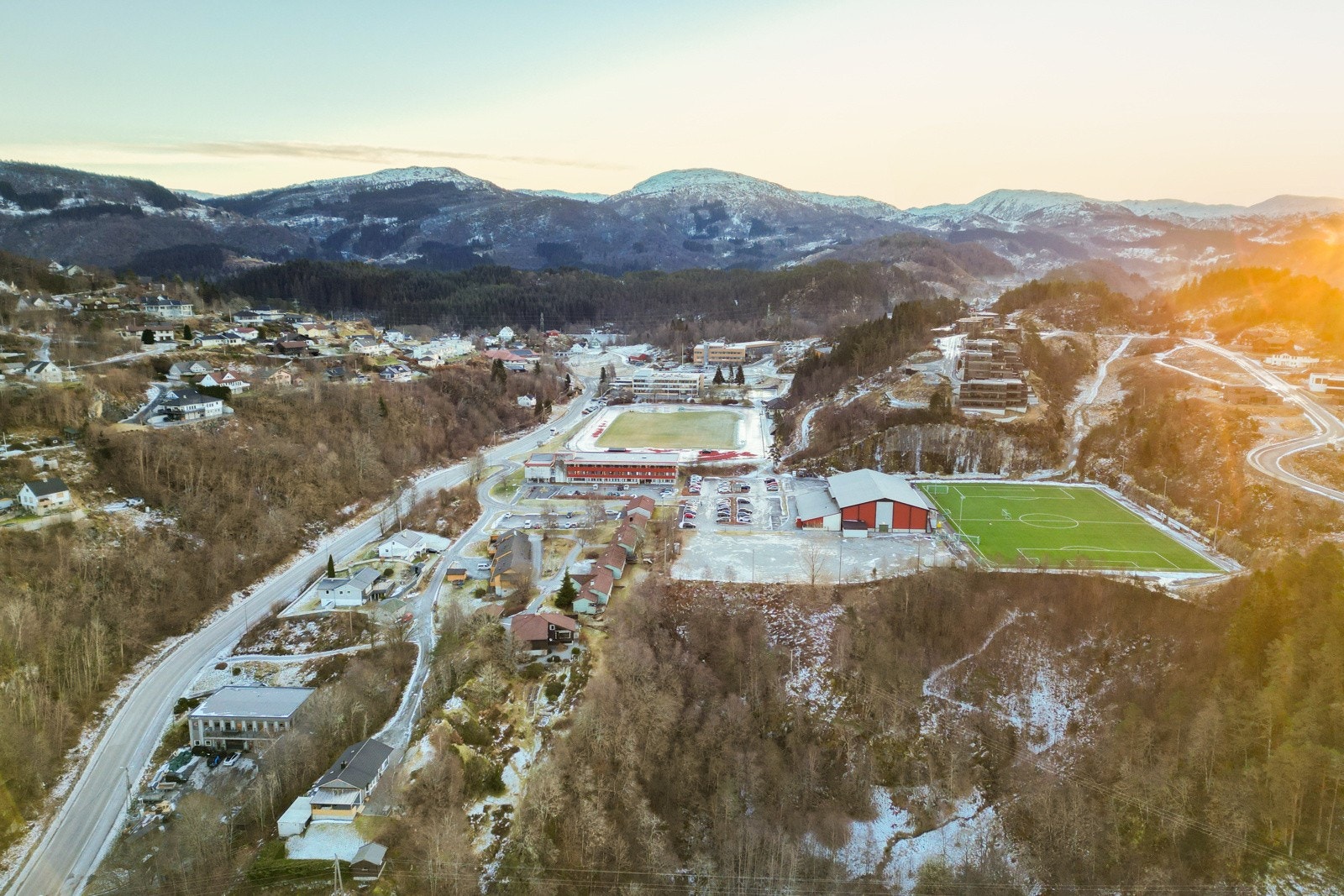 Dette er en utmerket beliggenhet for den som er glad i natur og en aktiv livsstil - men samtidig setter pris på å ha Bergen innenfor kort rekkevidde. Galleribilde