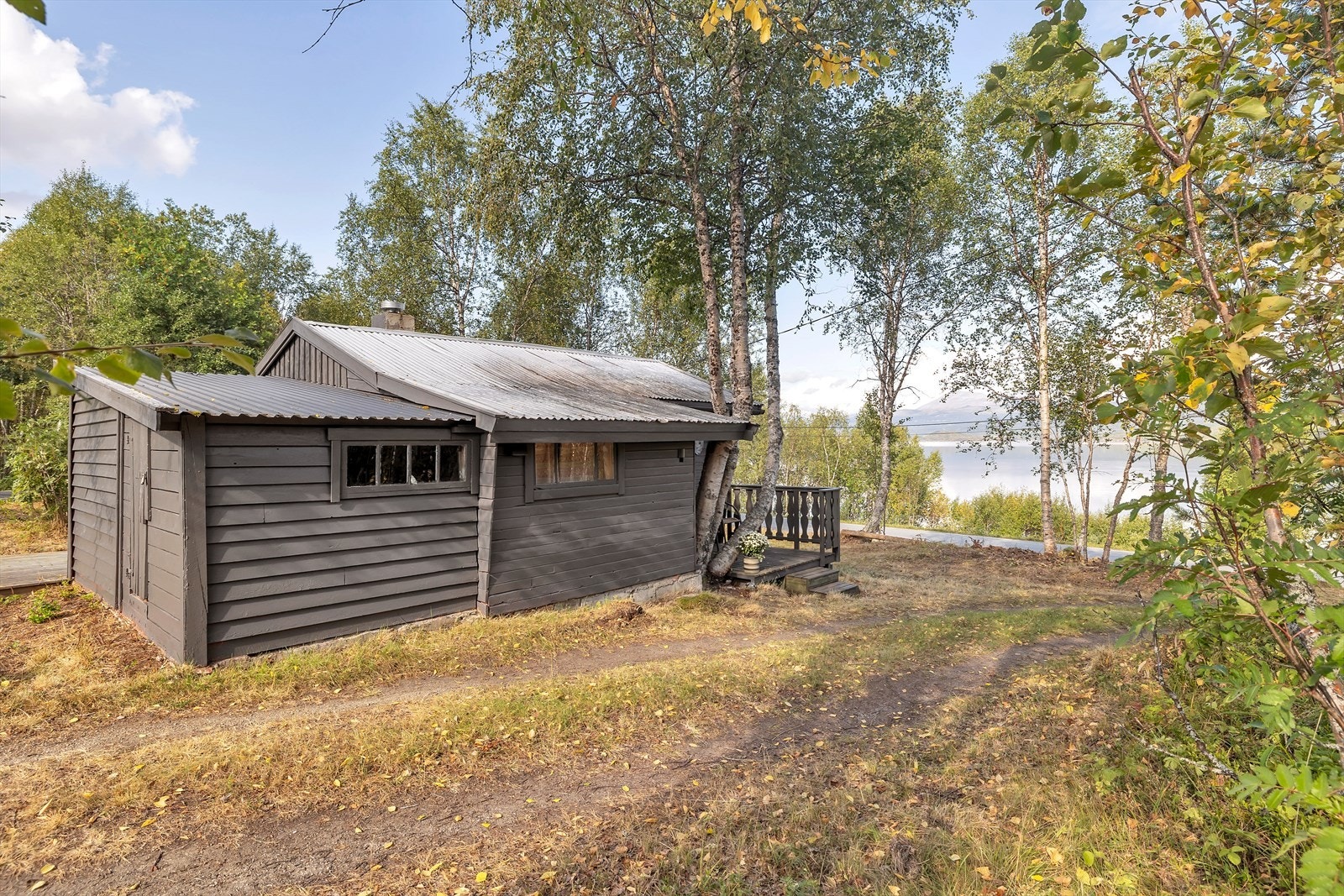 utebod i bakkant av hytta Galleribilde