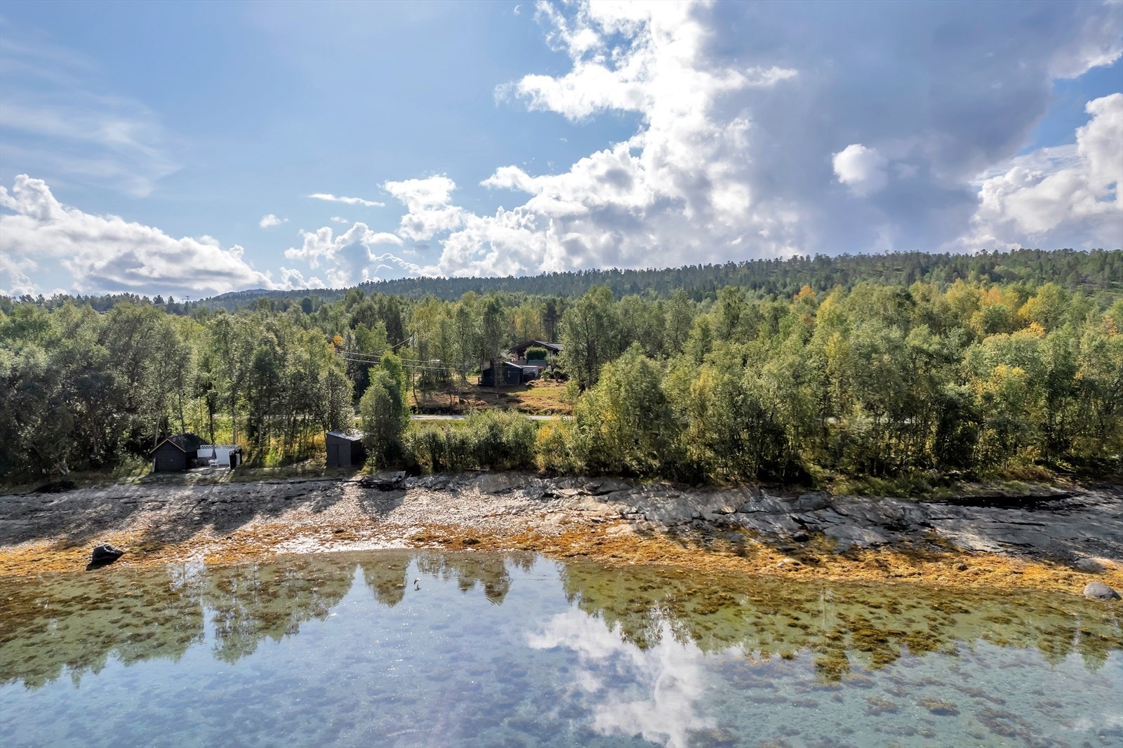 Idyllisk beliggenhet like ved fjorden i Malangen Galleribilde