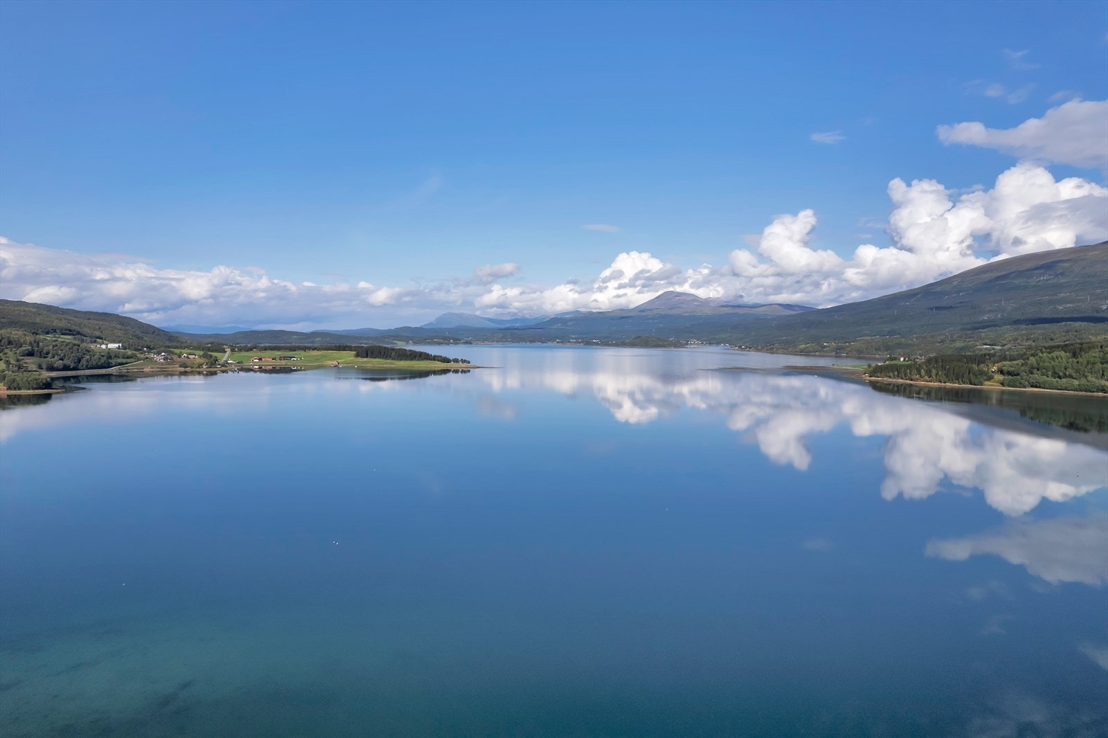 Ti minutter kjøring til Meistervik i midten av bildet Galleribilde