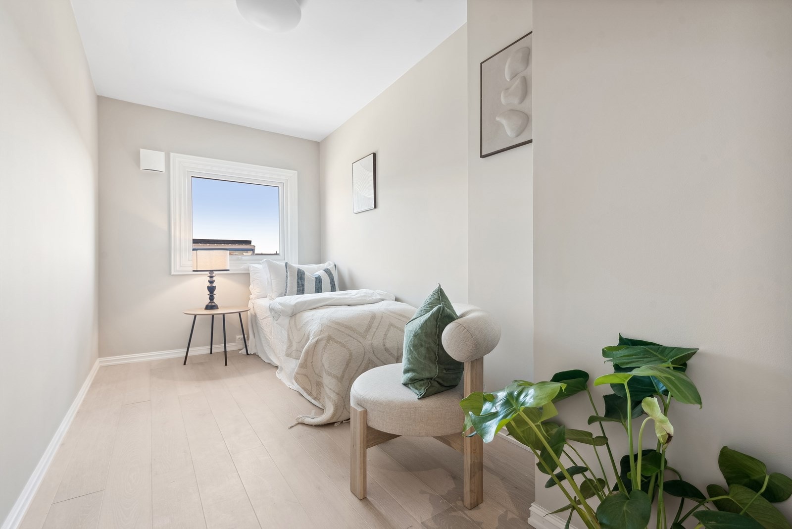 Soverom 2 er også av god størrelse, med god plass. Innred etter eget ønske og behov! Galleribilde