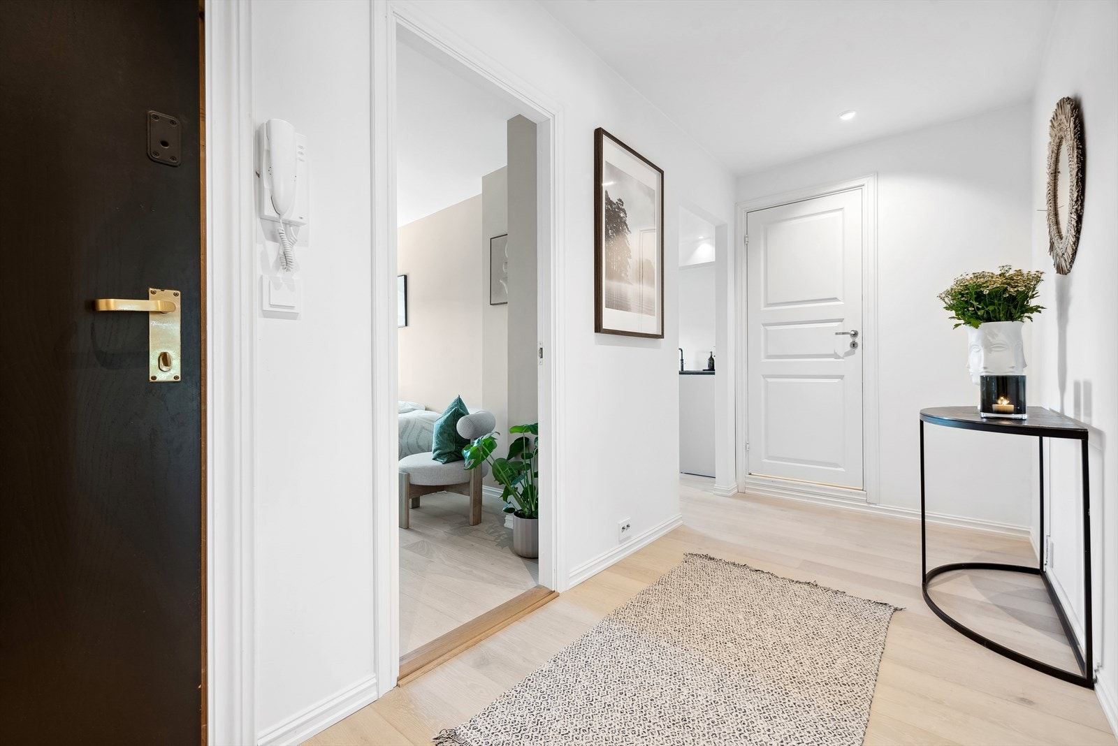 Velkommen inn! En innbydende og romslig entré gir deg et godt førsteinntrykk og setter tonen for resten av leilighetens kvaliteter. Galleribilde