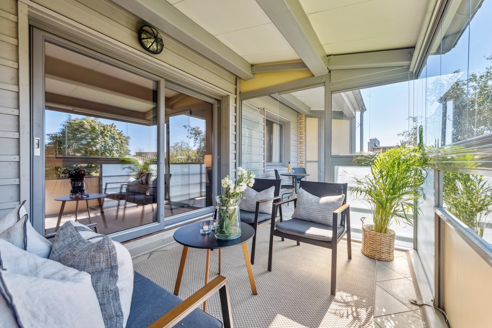 Balkongen har god plass til hyggelig lounge-/sittegruppe. Galleribilde
