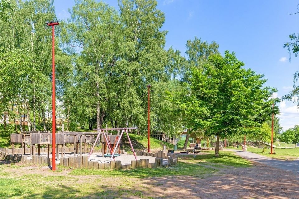 Nærmiljøet byr på mange lekeplasser og skogsområder, noe som bidrar til en fin oppvekst for de yngre. Galleribilde